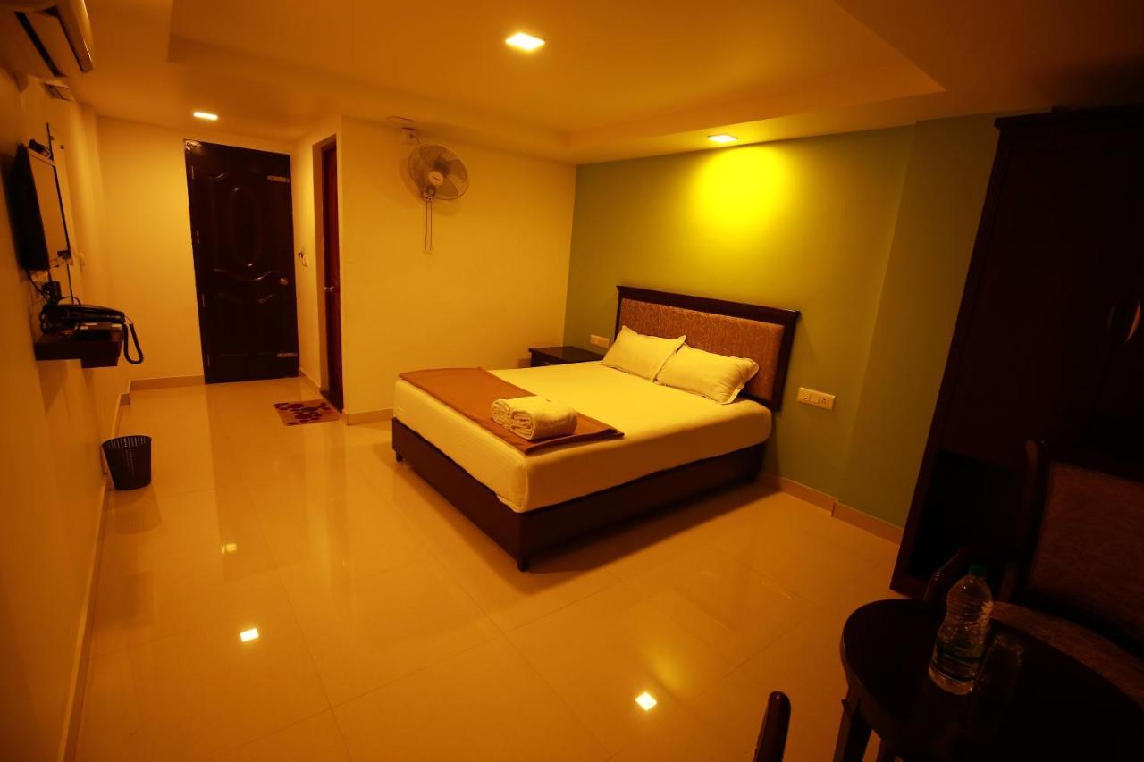 Temple Plaza Kochi Hotell Chottanikara Exteriör bild