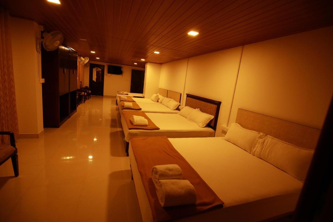 Temple Plaza Kochi Hotell Chottanikara Exteriör bild