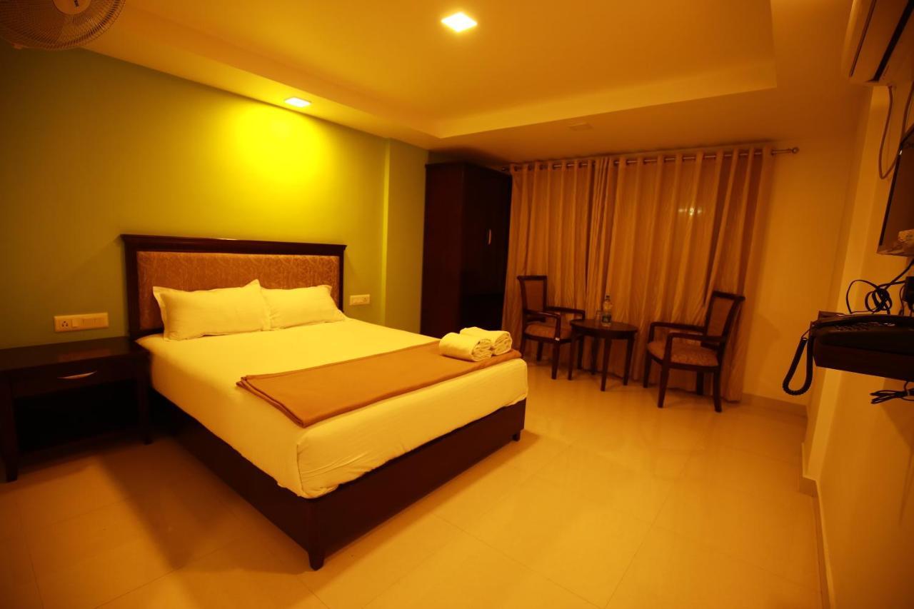 Temple Plaza Kochi Hotell Chottanikara Exteriör bild